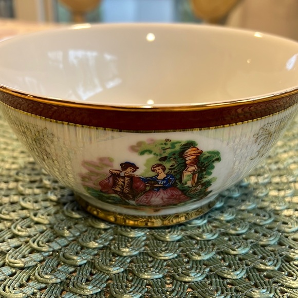 New fine porcelain Serving Bowl. Perfect for sides, soups or cereal. Gold trim - Picture 3 of 6